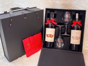 HỘP QUÀ CẶP MẶT NẠ – HỘP VALI KÈM 2 LY THỦY TINH CAO CẤP